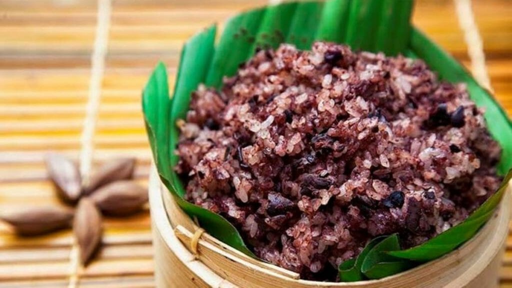 Top 7 Dishes You Must Try in Ngoc Chien, Muong La Sticky Rice with Black Bean Xoi do den 1024x577 - Top 7 Dishes You Must Try in Ngoc Chien, Muong La