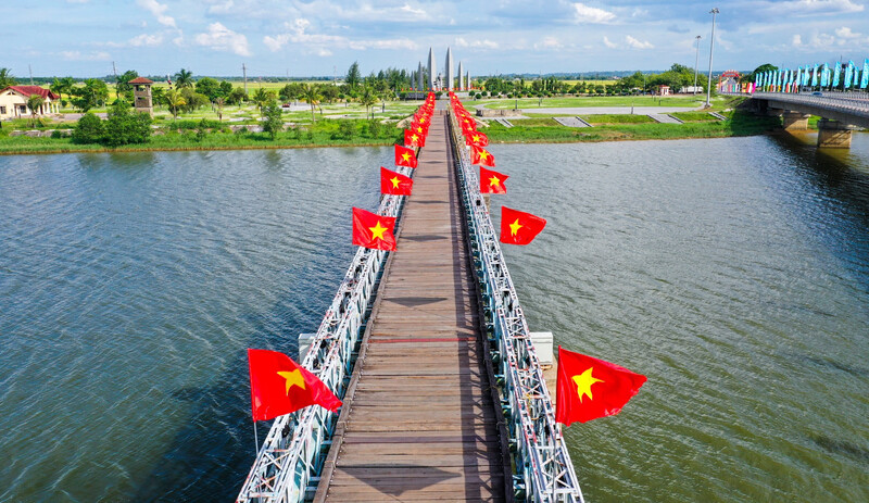 4-Day Ho Chi Minh Trail & DMZ Motorbike Tour from Hoi An The Ben Hai River and Hien Luong Bridge 4 - 4-Day Ho Chi Minh Trail & DMZ Motorbike Tour from Hoi An
